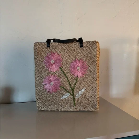 Kate Spade Straw Tote with Pink Floral Flowers 🌹 - Picture 2 of 6